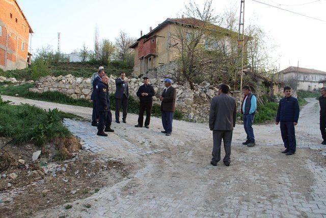 Vatandaşları sabah namazı buluşmalarında dinliyor