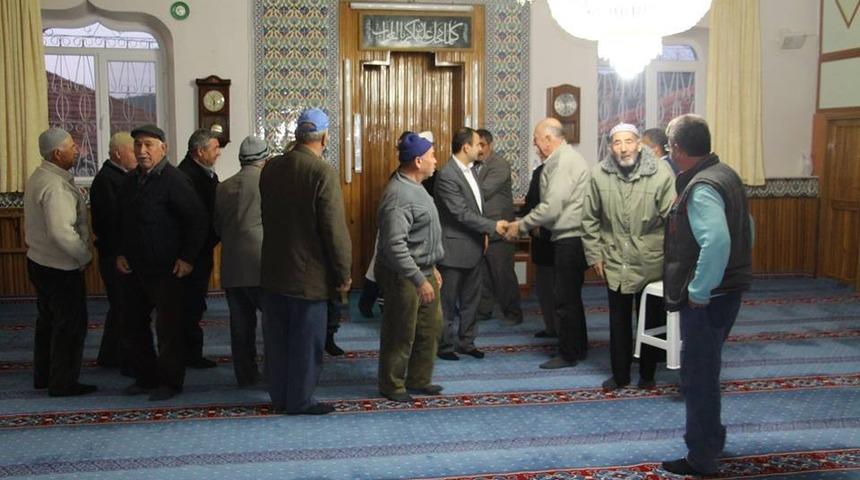 Vatandaşları sabah namazı buluşmalarında dinliyor