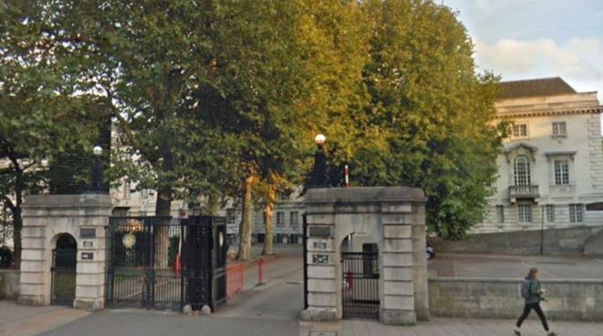 Hapis cezası aldığını &ouml;ğrenen sanık, duruşmada y&uuml;z&uuml;ne asit d&ouml;kt&uuml;