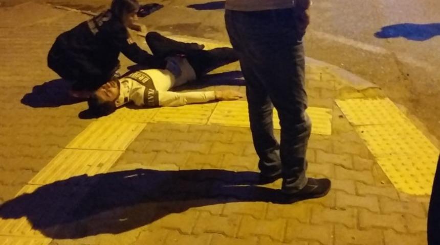 Alkoll&uuml; s&uuml;r&uuml;c&uuml; ağaca &ccedil;arptı: 3 yaralı