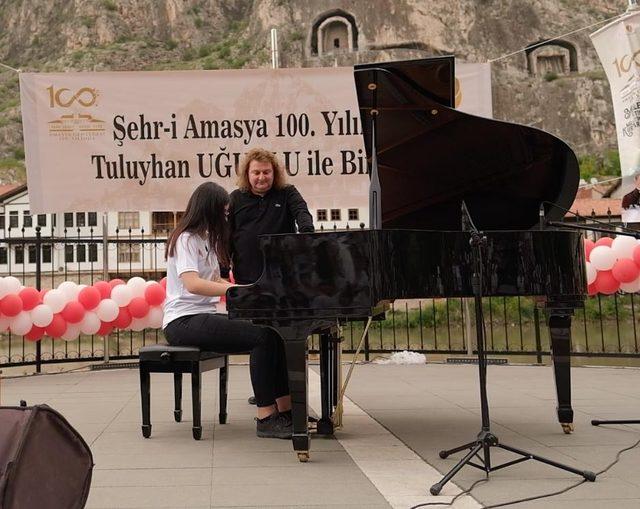 Tuluyhan Uğurlu’dan Amasyalı çocuklara konser