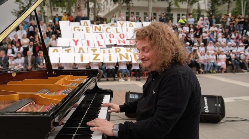 Tuluyhan Uğurlu&rsquo;dan Amasyalı &ccedil;ocuklara konser