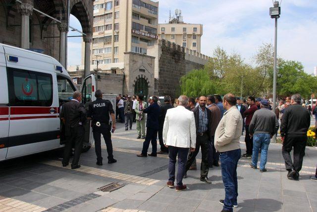 Yaşlı adam cami çıkışında hayatını kaybetti