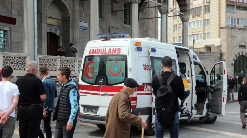 Yaşlı adam cami &ccedil;ıkışında hayatını kaybetti