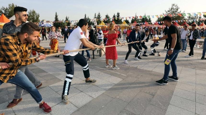 Final sınavları &ouml;ncesinde bahar &ccedil;oşkusunu yaşıyorlar