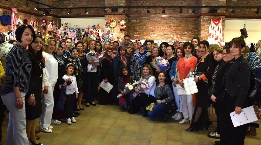 Yıl sonu sergisinde 500 el emeği g&ouml;r&uuml;c&uuml;ye &ccedil;ıktı