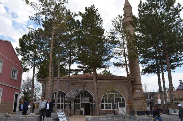 Başkan Altun, Sağlık Cami’nde yapılan çalışmaları inceledi