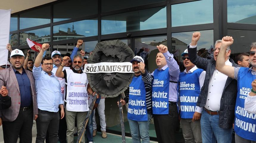 İşten çıkarılan işçiler, Bolu Belediyesi önüne siyah çelenk bıraktı