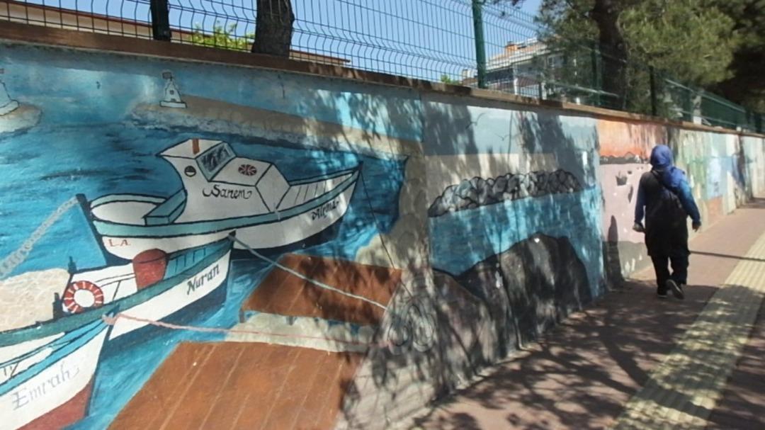 &Ouml;ğrenciler sınav stresini okulun duvarlarına resim yaparak atıyor