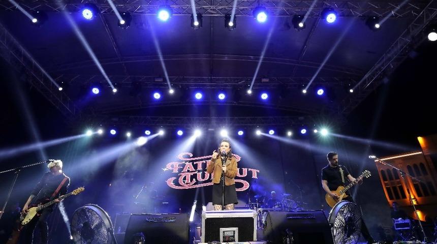 &Uuml;niversite &ouml;ğrencileri Fatma Turgut konseri ile coştu