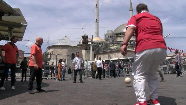 Taksim Meydanı'nda futbol oynadılar