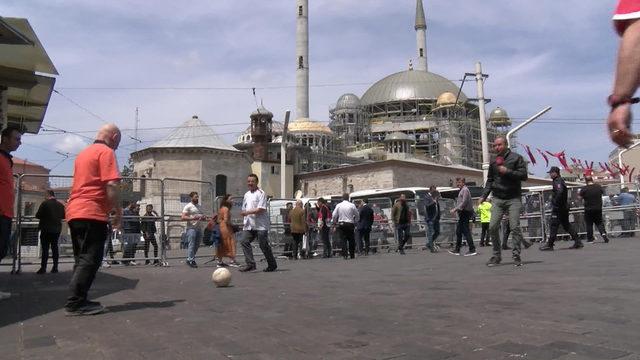 Taksim Meydanı'nda futbol oynadılar