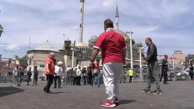 Taksim Meydanı'nda futbol oynadılar