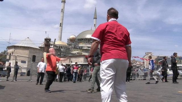 Taksim Meydanı'nda futbol oynadılar