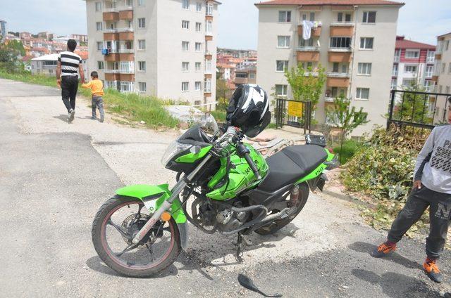 Seyir halindeki motosiklet sürücüsü motorunu kaydırarak düşmesi sonucu yaralandı