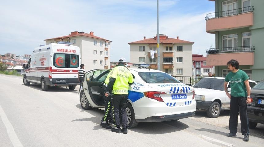 Seyir halindeki motosiklet s&uuml;r&uuml;c&uuml;s&uuml; motorunu kaydırarak d&uuml;şmesi sonucu yaralandı