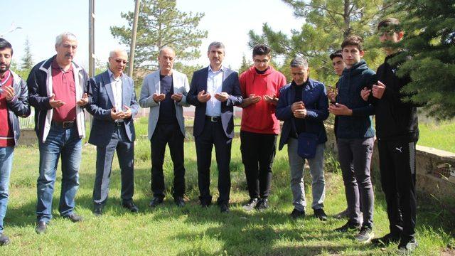 Milli Atlet Aytar kabri başında anıldı