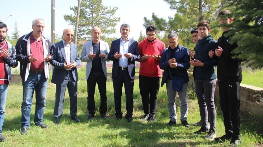 Milli Atlet Aytar kabri başında anıldı