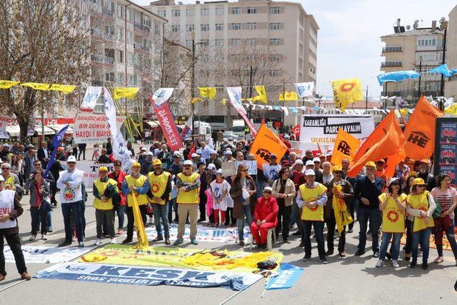 Sivas’ta iki farklı 1 Mayıs kutlaması