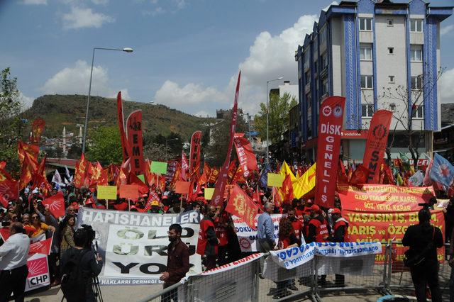 Tunceli'de işçilerden halaylı kutlama