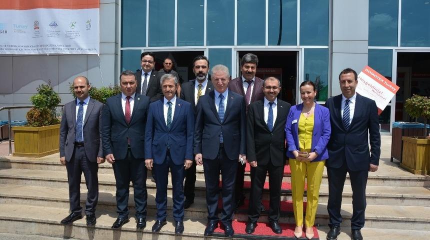 Vali G&uuml;l&rsquo;e T&uuml;rk Bayraklı halı