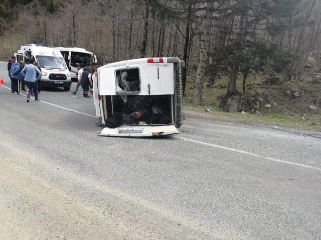 Rize’de Erzurumlu öğrencileri taşıyan gezi minibüsü devrildi: 17 öğrenci yaralı