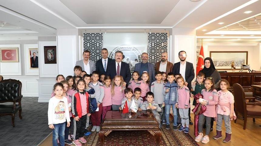 İlkokul &ouml;ğrencilerinden Başkan Palancıoğlu&rsquo;na anlamlı ziyaret