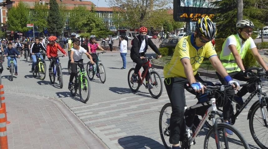 TADOS bisiklet Kul&uuml;b&uuml; &uuml;yeleri, dikkat &ccedil;ekmek i&ccedil;in pedal &ccedil;evirdi