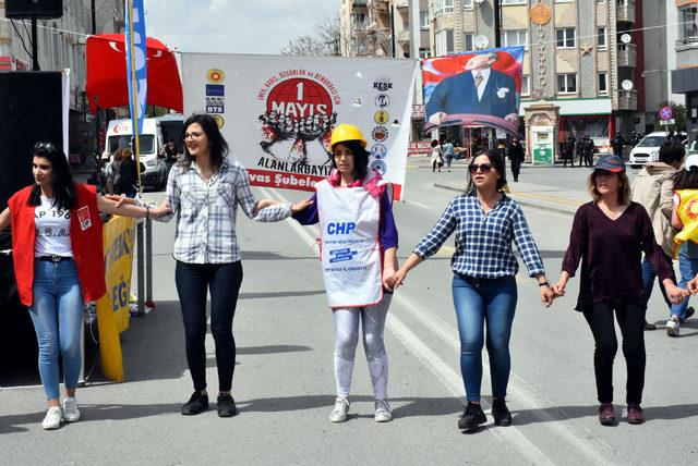 Sivas'ta 1 Mayıs'a halaylı kutlama