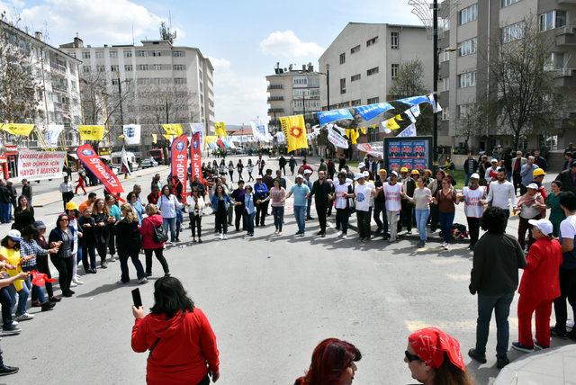 Sivas'ta 1 Mayıs'a halaylı kutlama