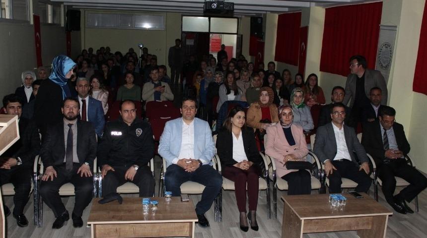 Hamur&rsquo;da şiir dinletisi b&uuml;y&uuml;k beğeni topladı