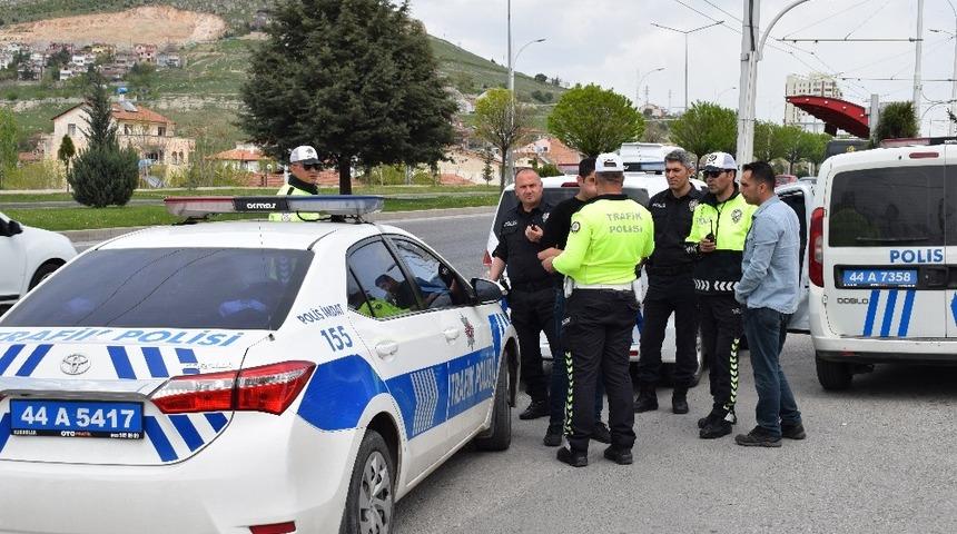 Malatya&rsquo;da otomobil yayaya &ccedil;arptı