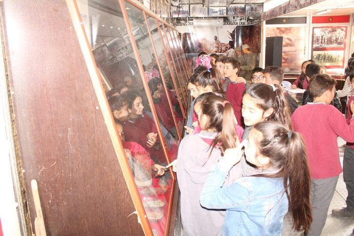 Kaymakam Pişkin, Çanakkale Gezici Müzesini ziyaret etti G3