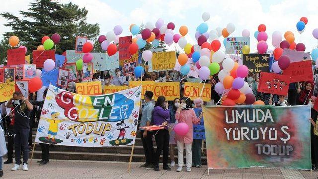 Lösemili çocuklara destek için yürüdüler