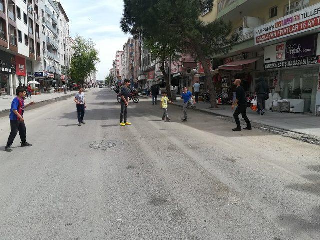 1 Mayıs kutlamaları için caddenin trafiğe kapatılması çocuklara yaradı
