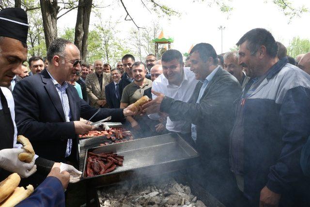 Başkan Saygılı’dan işçilere sucuk-ekmek