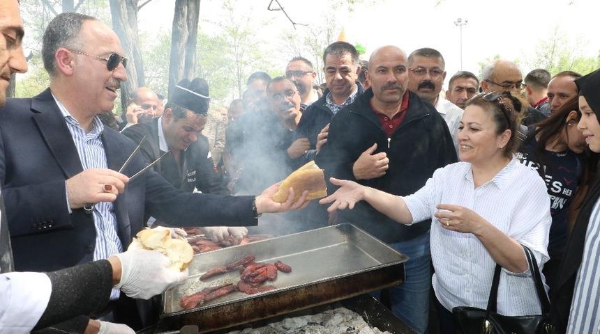Başkan Saygılı’dan işçilere sucuk-ekmek