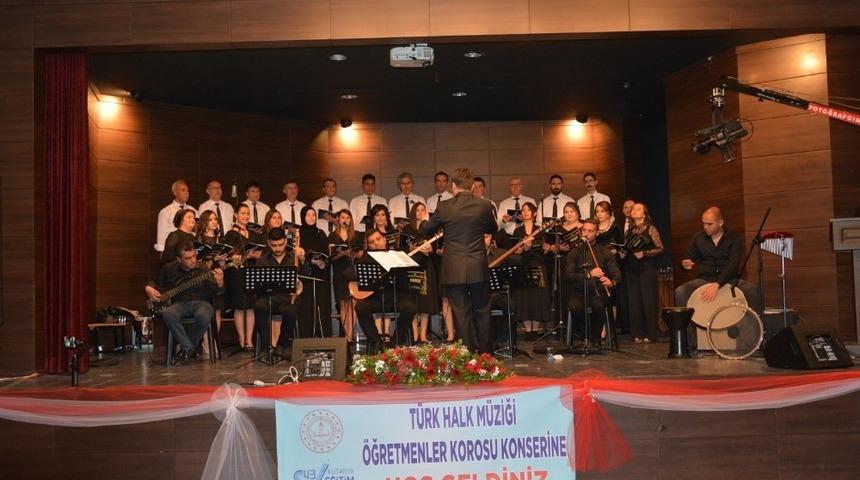 Gedizli öğretmenlerden türkü şöleni