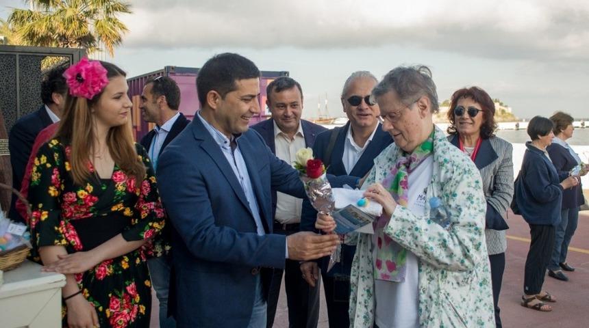 Başkan Günel, ilk seferini yapan gemiden inen turistleri çiçeklerle karşıladı