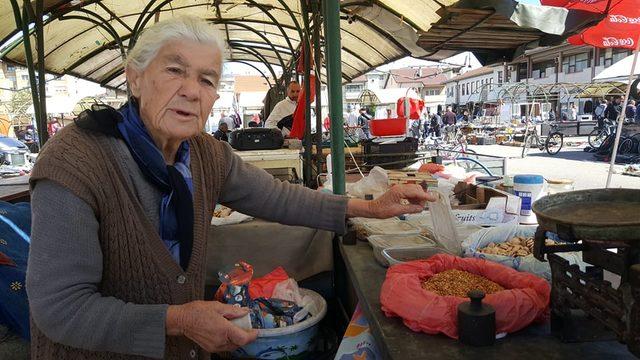 60 yıldır çalıştığı pazarın tek kadın pazarcısı