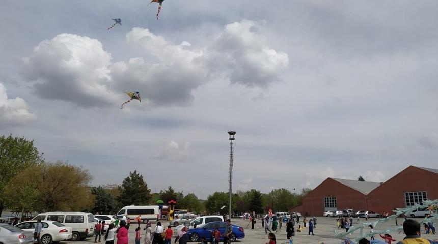 Yetim &ccedil;ocuklar ilk kez u&ccedil;urtma keyfi yaşadı