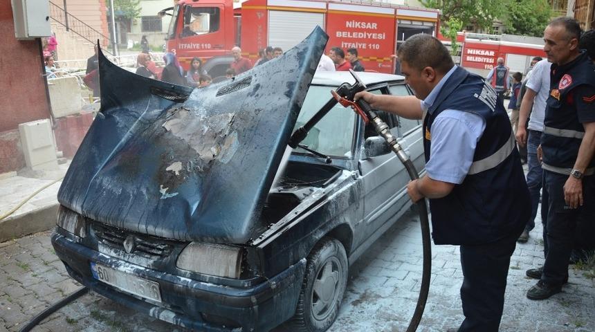 Tokat&rsquo;ta park halindeki otomobil yandı