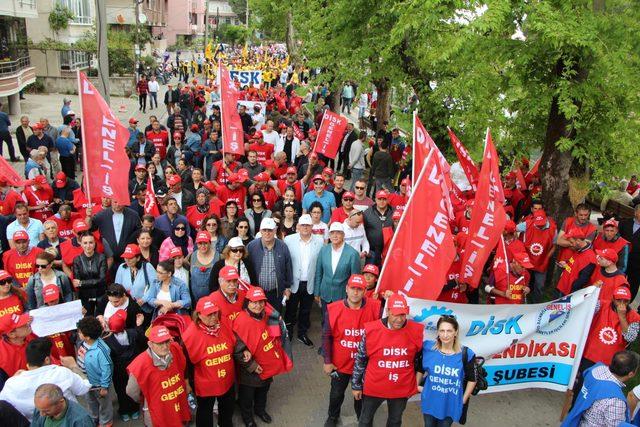 Edremit'te işçiler 1 Mayıs'ı Leman Sam konseriyle kutladı