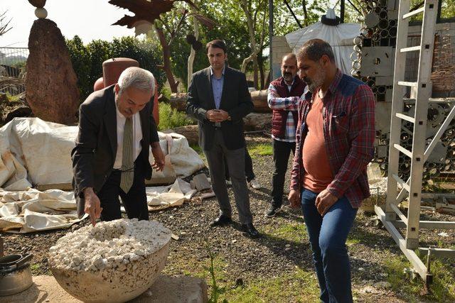 Mızraklı, sanat atölyesi tarafından üretilen ürünleri inceledi