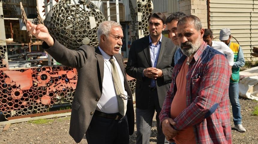 Mızraklı, sanat atölyesi tarafından üretilen ürünleri inceledi