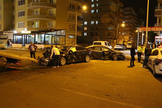 Diyarbakır'da iki otomobil çarpıştı: 10 yaralı