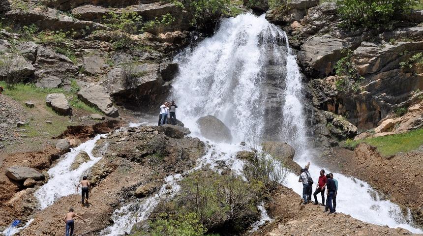 'Beyaz Su Şelalesi' g&uuml;zelliğiyle hayran bırakıyor