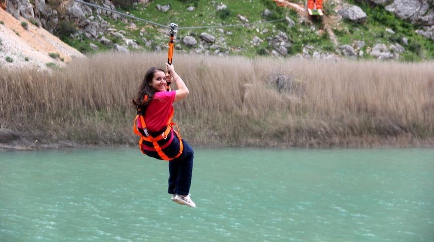 Fırat Nehri &uuml;zerinde muhteşem manzara eşliğinde zipline 