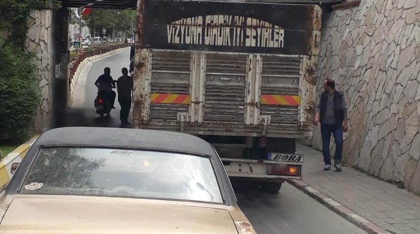 Alt ge&ccedil;ide sıkışan kamyon uzun uğraşlar sonucu kurtarıldı