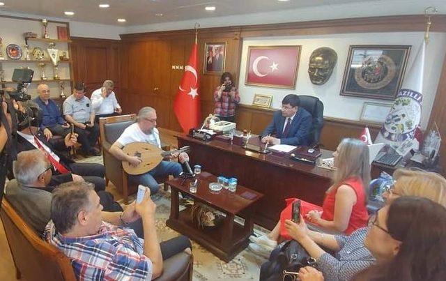 TRT sanatçısından Başkan Özcan’a mini konser